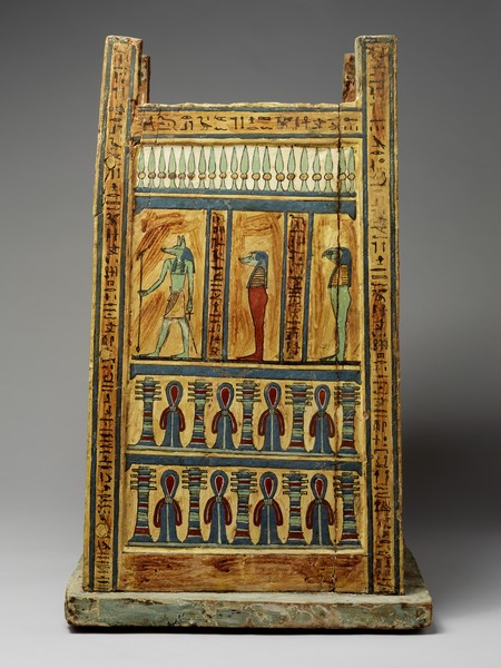 Le Crépuscule des pharaons : Coffret à viscères, Bois stuqué et peint, 64,5 cm (H) x 40 cm (L) x 38 cm (P), Collection particulière. © D.R. / Paul Louis 